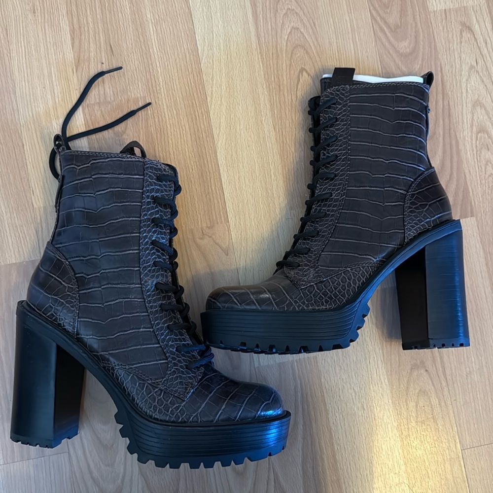 Guess KANIELA ankle boot 
Size 9 in Brown